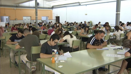 Opositores a magisterio realizando un examen en Cáceres