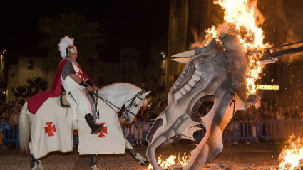 Quema del dragón por la festividad de San Jorge en Cáceres
