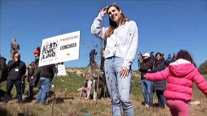 Conchita tras plantar el árbol en el Festivalino