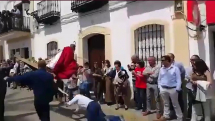 Momento de la caída del Cristo en Higuera la Real