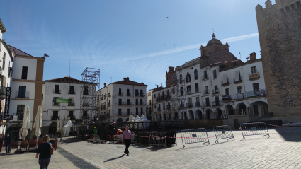 Imagen de la Plaza Mayor en la que se desmontaba esta mañana el escenario del Festival Womad