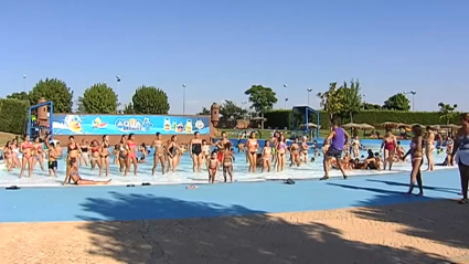 Un monitor deportivo imparte una clase en la piscina de olas de Lusiberia.