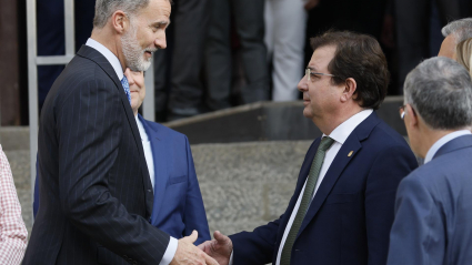 El rey Felipe VI (i) junto al presidente de la Junta de Extremadura, Guillermo Fernández Vara (d), a su salida de la inauguración de la XXVI edición de la exposición de Las Edades del Hombre.