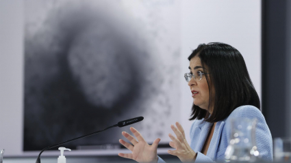 La ministra de Sanidad, Carolina Darias, ofrece una rueda de prensa al término de la reunión del Consejo Interterritorial del Sistema Nacional de Salud mientras en la pantalla se muestra una imagen de la viruela del mono, este miércoles en Madrid. 