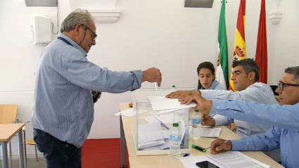 Agricultor votando esta mañana