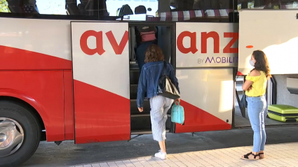 Extremeños subiéndose al autobús para viajar a Madrid