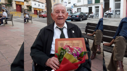 José, con su placa conmemorativa y su ramo de flores para celebrar sus 102 años
