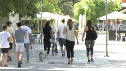 Pacenses paseando por la calle este mediodía