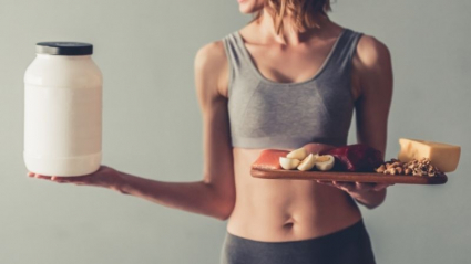 mujer deportista con varios alimentos