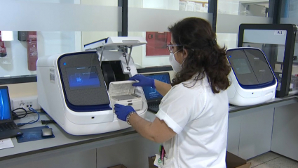 Secuenciación genética en un laboratorio del SES