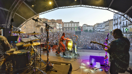 Dobet Gnahoré ayer en su concierto en la Plaza Mayor en WOMAD Cáceres 2022