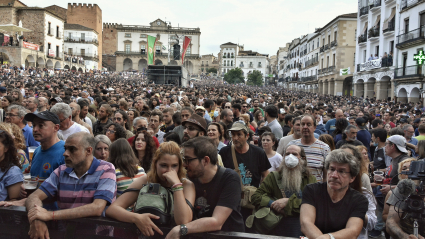 La Plaza Mayor, abarrotada durante la actuación de Baiuca
