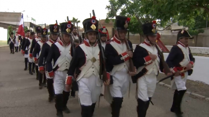 Soldados de las tropas francesas de Napoleón desfilando por La Albuera para recrear su Batalla.