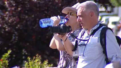 Una persona bebe agua de una botella en una jornada calurosa en Mérida