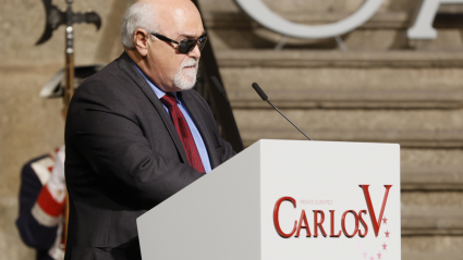 El presidente del Foro Europeo de la Discapacidad, Yannis Vardakastanis interviene durante la entrega del premio Carlos V en un acto celebrado en Cuacos de Yuste (Cáceres) este miércoles