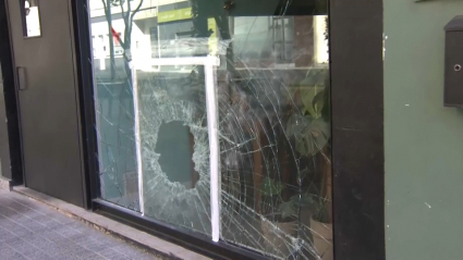 Escaparate roto del bar El laurel de Badajoz en el que han robado