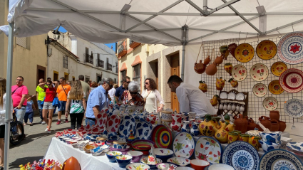 Puesto de alfarería en la Feria de Alfarería