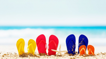 chanclas de una familia en la playa