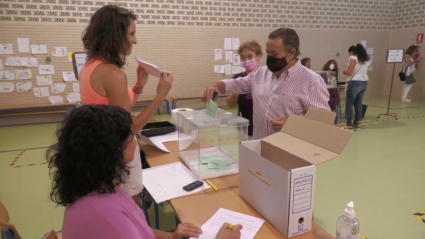Votante ejerciendo su derecho en las elecciones andaluzas