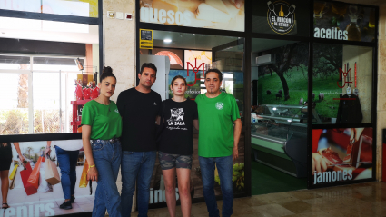 Trabajadores de tres tiendas de la estación de autobuses de Mérida