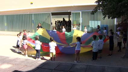 Niños celebrando el fin de curso