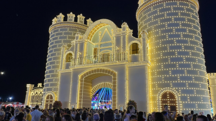 Encendido de la portada del Ferial, en Puerta Palma