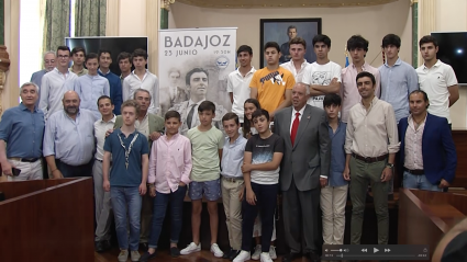 Miguel Ángel Perera con los alumnos de la Escuela de Badajoz Canal Extremadura Tierra de Toros