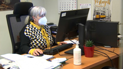 Trabajadora de la Administración General de la Junta usando la mascarilla