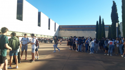 Alumnos esperando en la entrada de la Facultad para realizar los exámenes de la EBAU