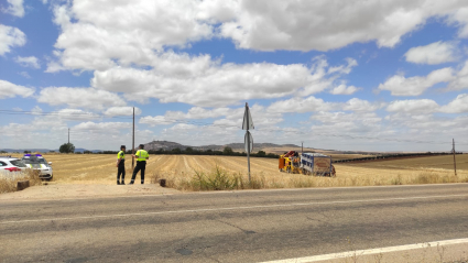 La Guardia Civil, en el lugar del accidente con el camión accidentado de fondo