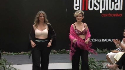 Dos mujeres masectomizadas desfilando en ropa interior