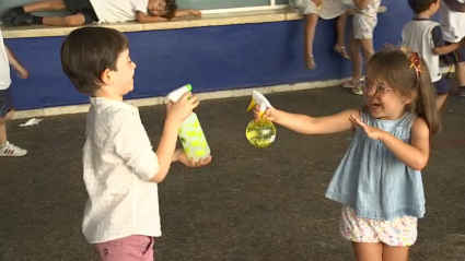 Niños jugando con difusores de agua