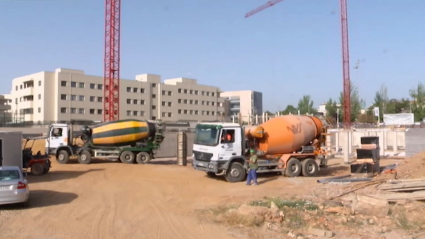 Trabajadores en una obra de construcción de bloques de edificios