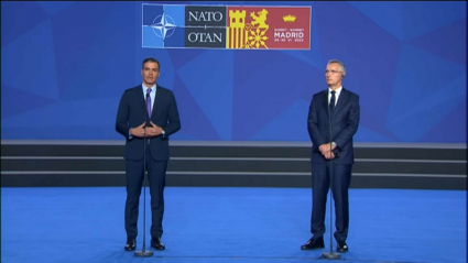 El presidente del Gobierno, Pedro Sánchez, y el secretario general de la OTAN, Jens Stoltenberg, en rueda de prensa