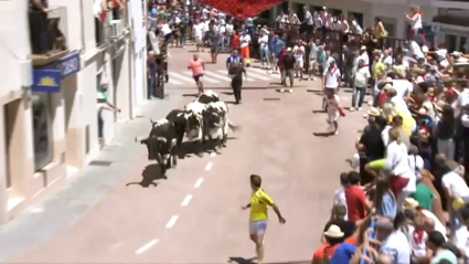 Varios corredores durante el último encierro de las fiestas de San Juan de Coria