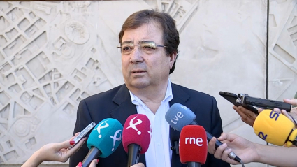 El presidente de la Junta de Extremadura, Guillermo Fernández Vara, haciendo declaraciones a los periodistas