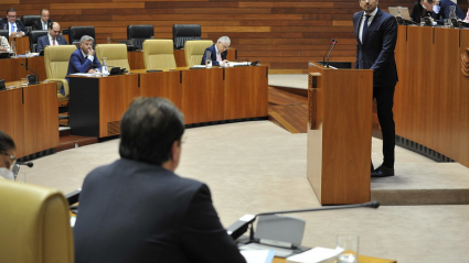 David Salazar interpelando a Guillermo Fernández Vara