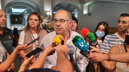 El director general de Política Forestal, Pedro Muñoz, atiende a los medios en Badajoz