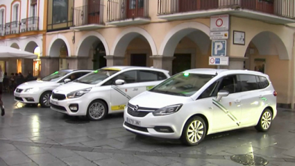 Imagen de taxis aparcados en la calle