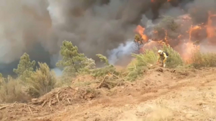 Bomberos trabajando en Las Hurdes