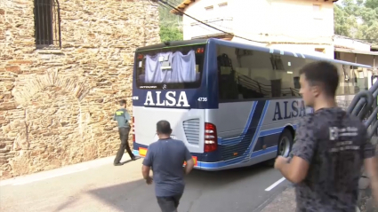 Vecinos desalojados de Las Mestas se dirigen al autobús que les llevará a Montehermoso