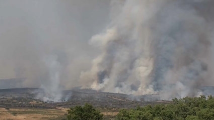 Panorámica del incendio en Casas de Miravete.