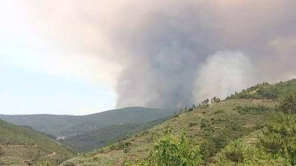 Gran columna de humo en la comarca de Las Hurdes 