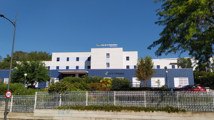 Imagen de la fachada principal del Centro Residencial Los Pinos. Plasencia
