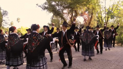 Grupo folklórico bailando una jota