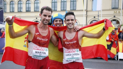 Álvaro Martín Uriol (izquierda) junto a Diego García tras quedar primero y tercero del Campeonato Europeo de 20 kilómetros marcha