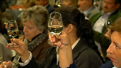 Mujeres catando copas de vino blanco