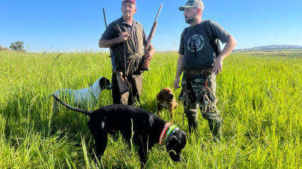 Cazadores junto a sus perros en Coria