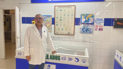Paulino Parra, de la tienda Don Congelado de Badajoz ante un mostrador.