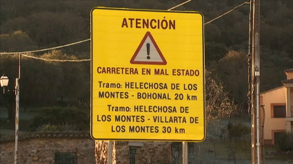 Cartel advirtiendo del mal estado de los caminos en la 'Y del Cíjara'